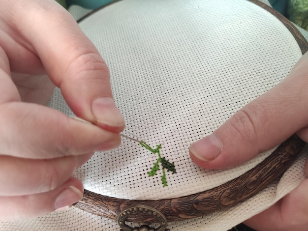 haft ręczny na lnianej tkaninie